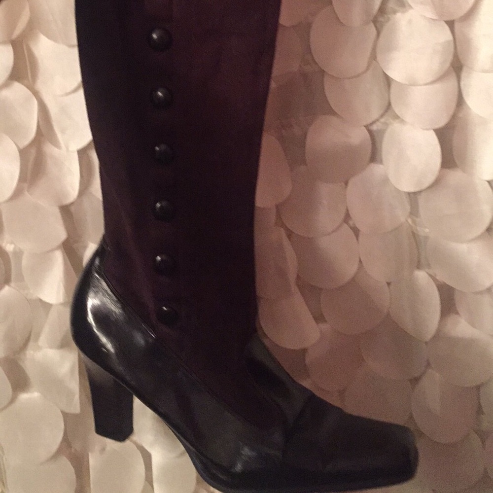 Size 9 brown y’all boots